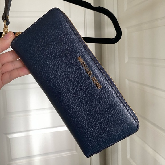 NEW... MICHAEL KORS Leather Continental Wristlet